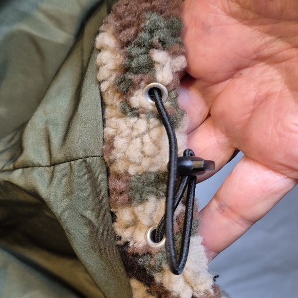 NWT Forever 21 Faux Shearling Camo Print Jacket Sz M Lightweight but substantial - Picture 11 of 15